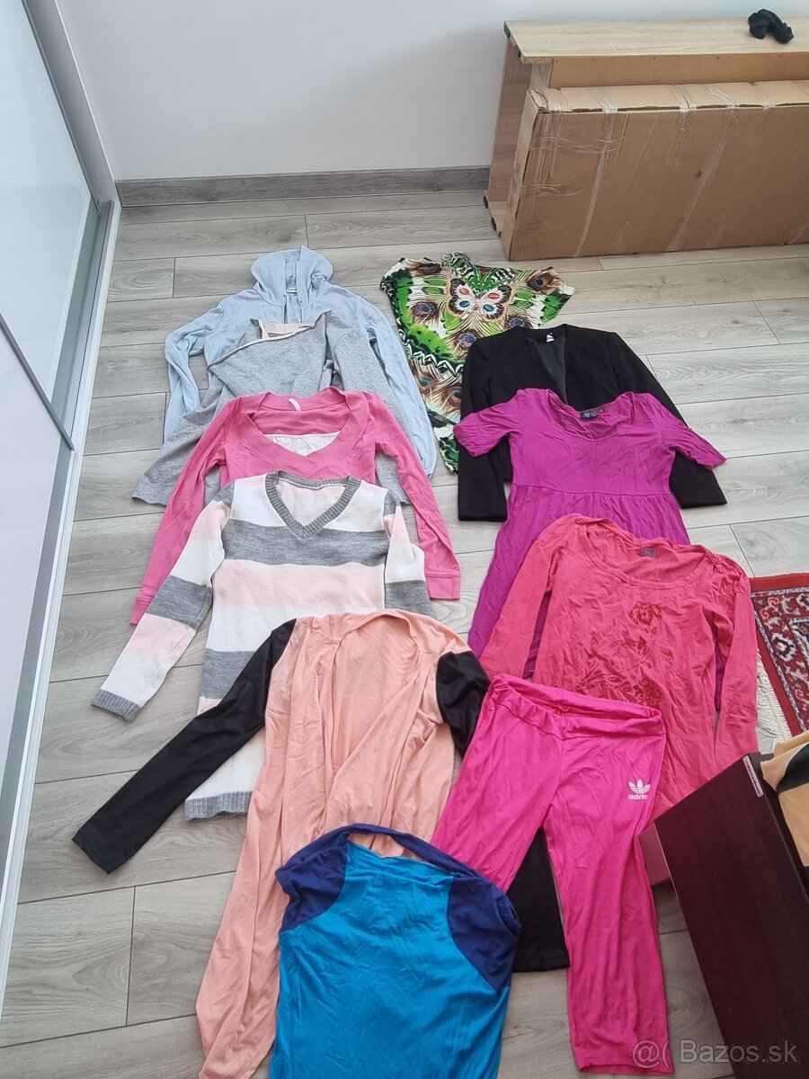 Na predaj mix oblečenia