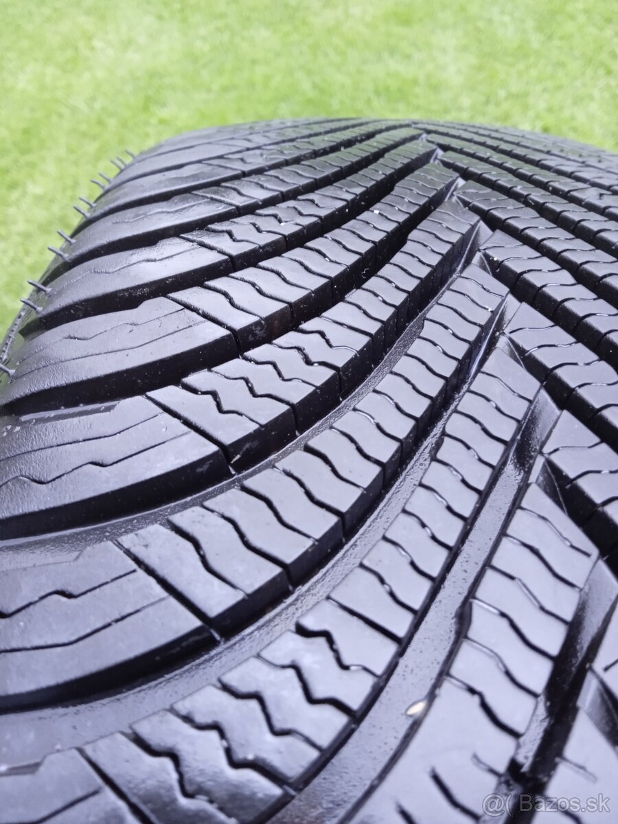 215/65 r17 zimné pneu.8 mm  DOT.3523