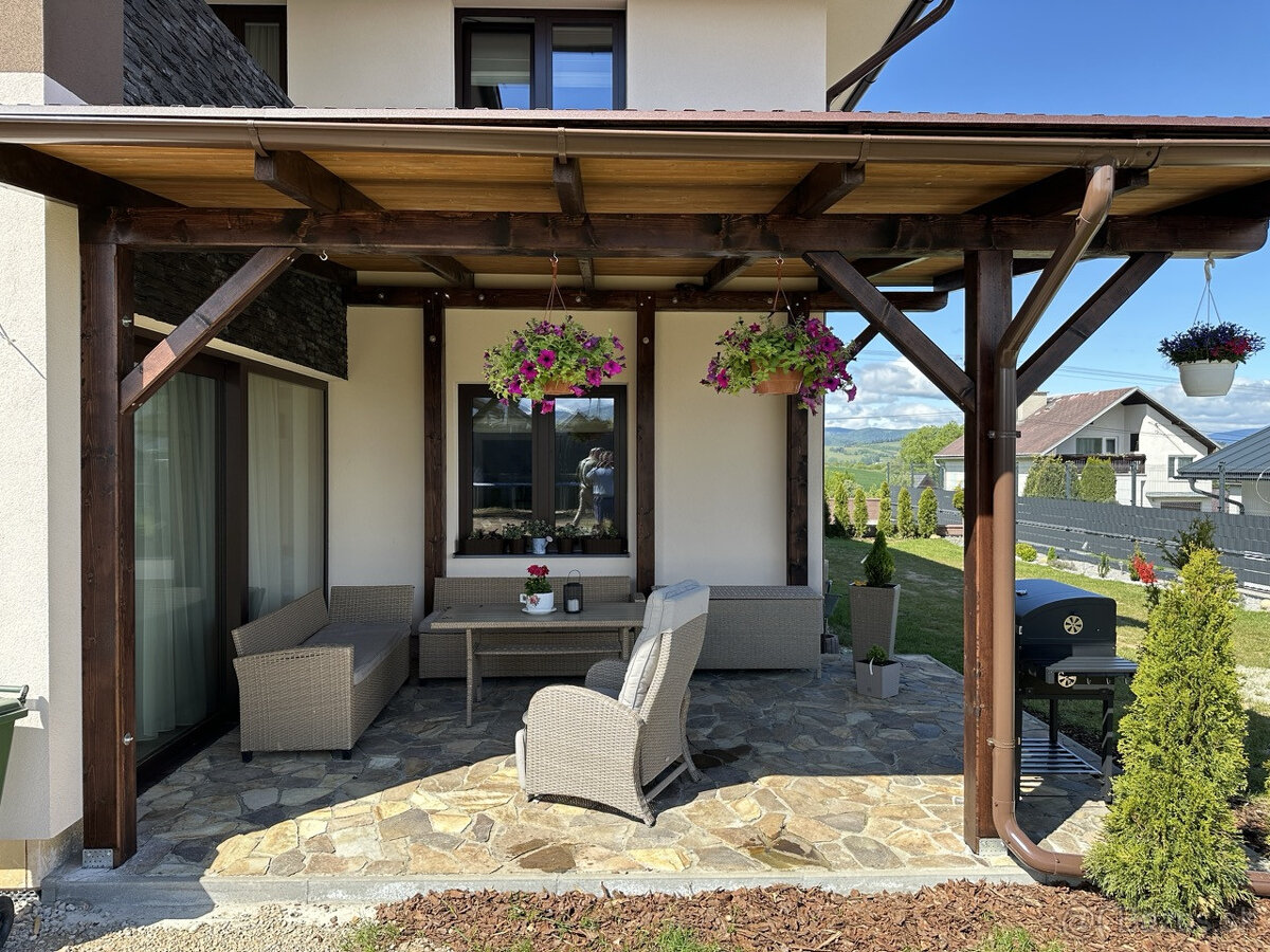 Skolaudovaná novostavba, nová terasa, nový plot nová skalka