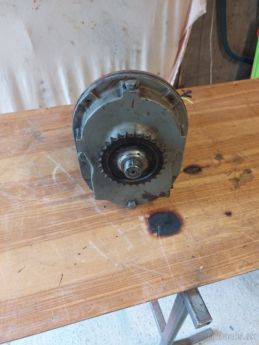Motor s prevodovkou