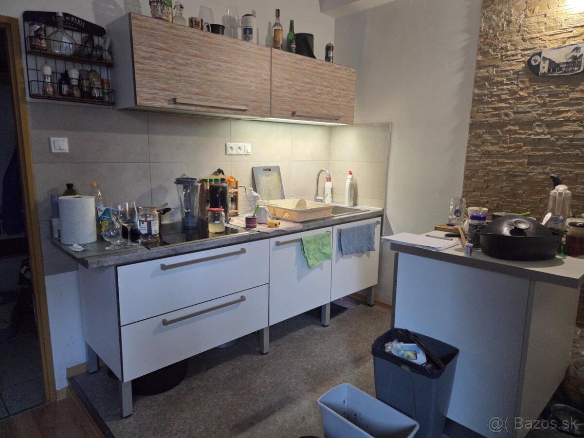 Kuchynská linka plus ostrovček