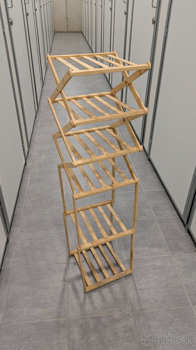 Skladací prenosný botník z dreva