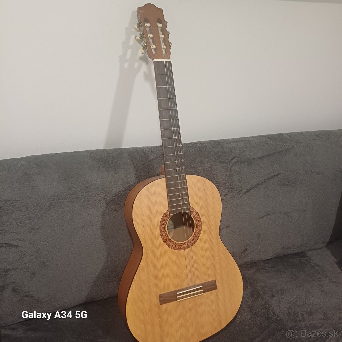 Akustická gitara Yamaha C30M.