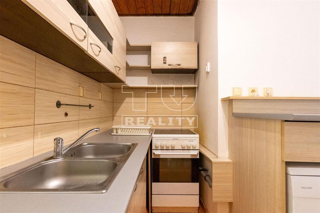 NA PREDAJ RODINNÝ DOM 270m2 V STREDE OBCE TURÁ LÚKA