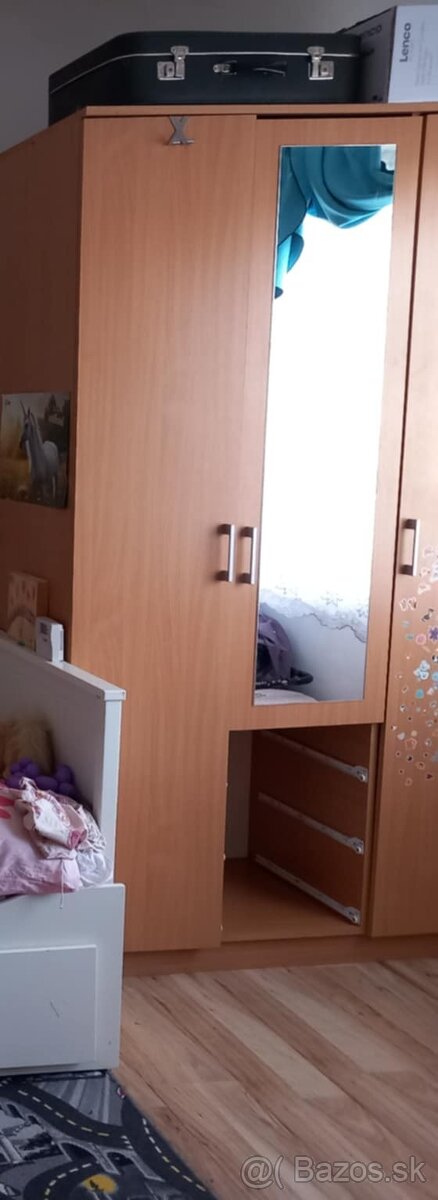 Písací stôl, konferenčný stolík, skriňa