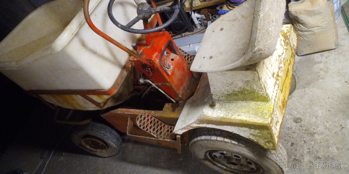 Krmiaci traktor