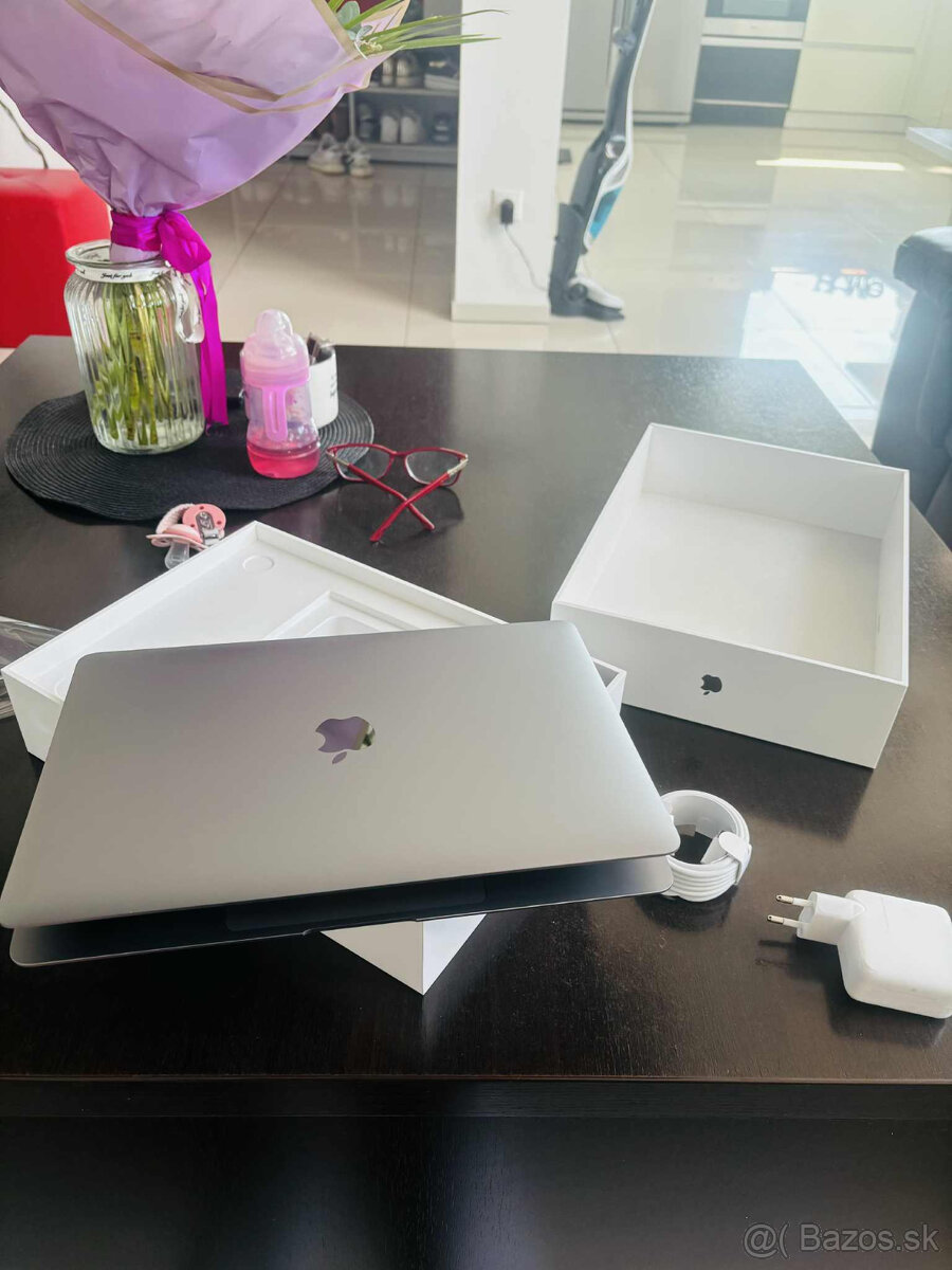 💻 Apple MacBook Air 13” M1 | 8 GB RAM | 256 GB SSD | Space