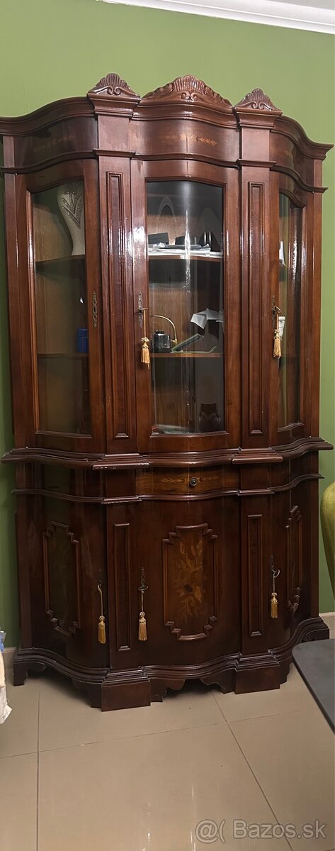vitrína z masívneho dreva – klasický štýl