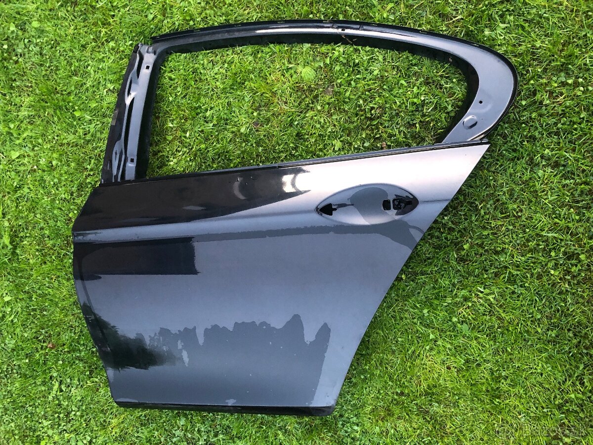 BMW -5- F10 LCI DVERE ORIGINAL ZADNÉ LAVE HLINÍK