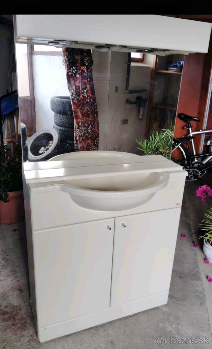 Kúpeľňové skrinka  s umývadlom
