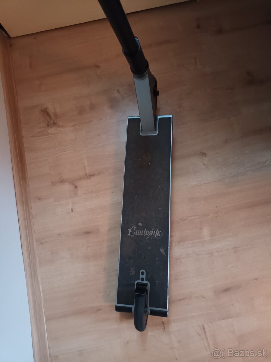 Invert Curbside kolobežka - Titanium