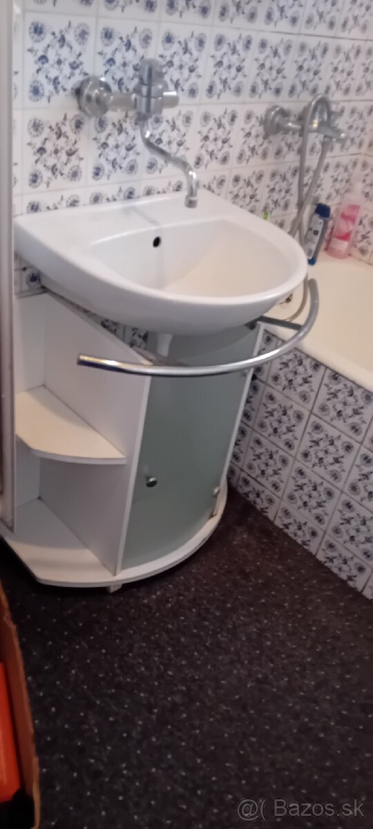 Predám zrkadlo, umývadlo a skrinku na kolieskach