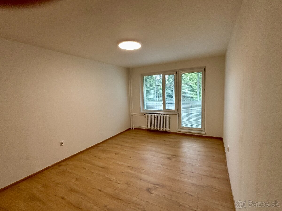 Garsónka s balkónom na Banisku