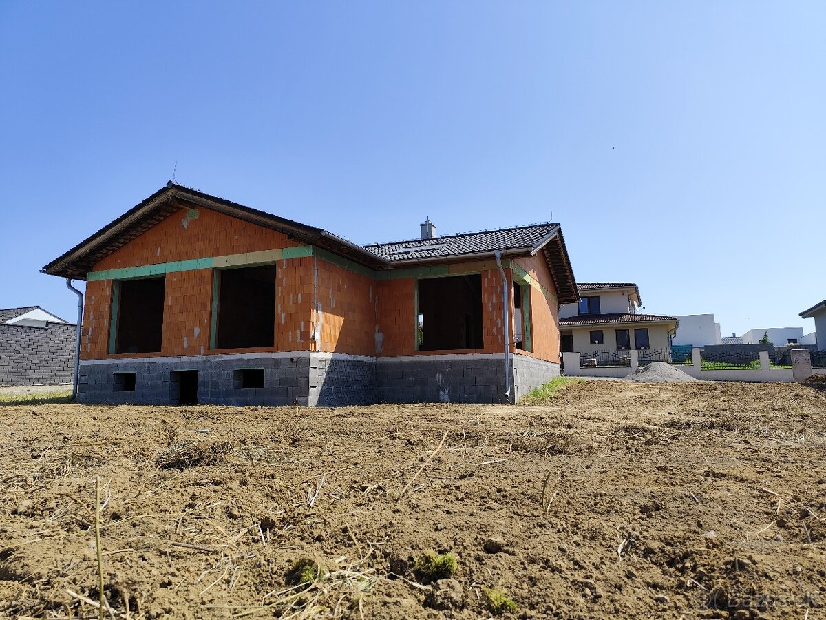 Vajkovce hrubá stavba RD a 768m2 pozemku.