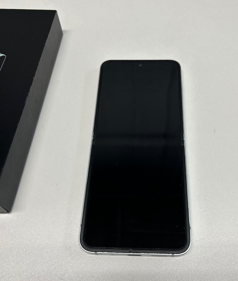 Samsung Galaxy Z Flip6 / 256GB / Mint