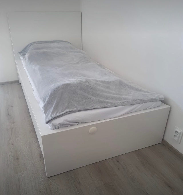 Predám jednolôžkovú postel IKEA Malm 90x200 - biela