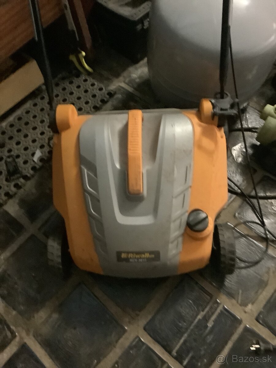 Vertikulátor na trávnik. Rival