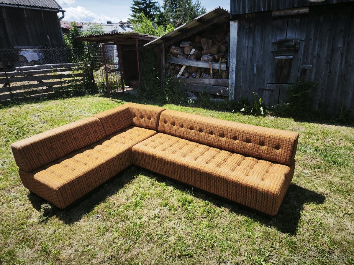 🛋 Na predaj retro sedacia súprava – rohová, látková