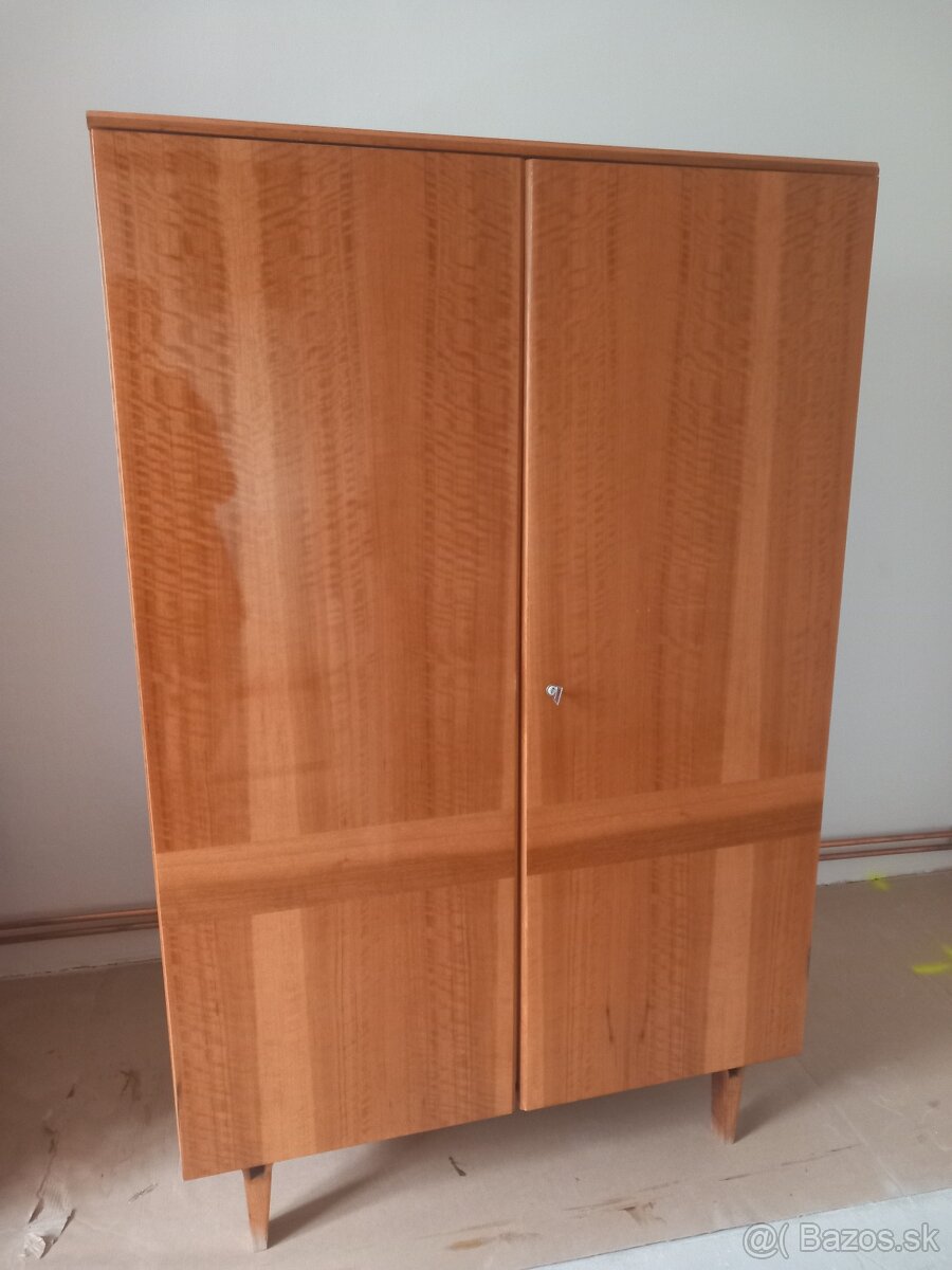 Darujem za odvoz skrine a nočné stolíky
