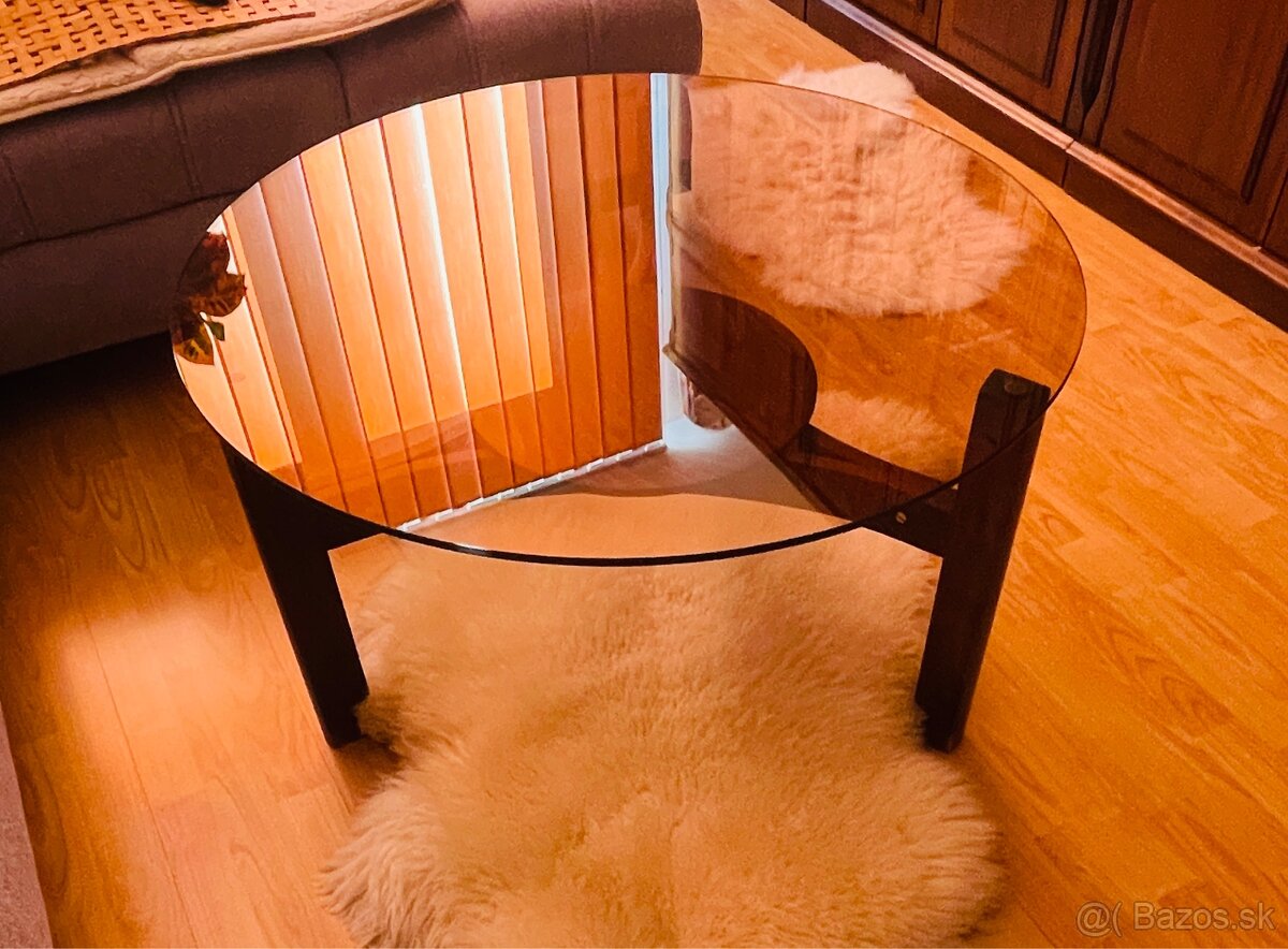 Sklenený kávový stolík