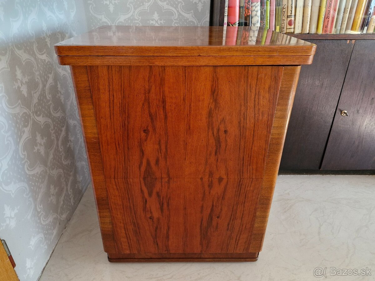 Skrinkový retro šijací stroj LADA