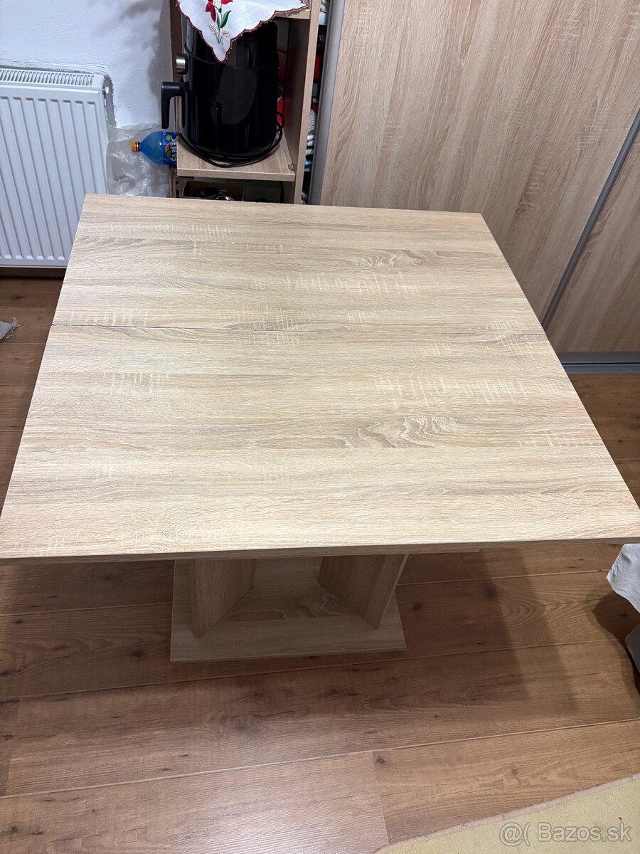 Predám rozkladací jedálensky stôl 90x90cm