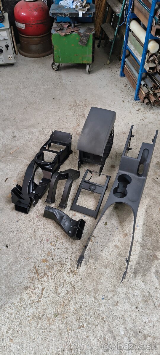 Lakťová opierka na VW Touran.