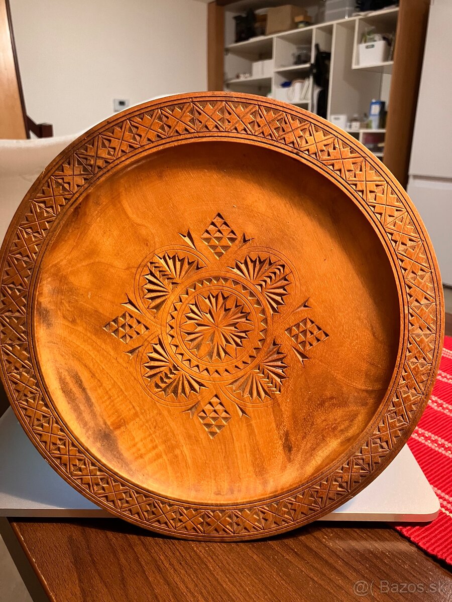 Vyrezávaný drevený tanier