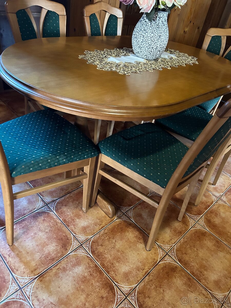 Predám masívny jedálenský stôl so stoličkami