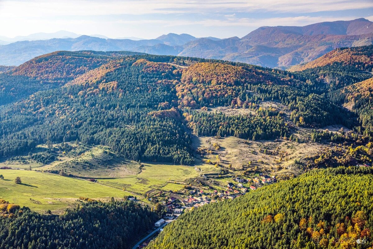 Idylický pozemok s úžasným výhľadom