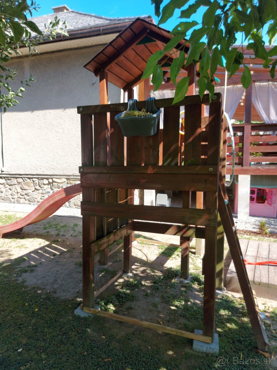 Detský záhradný domček so šmýkalkou