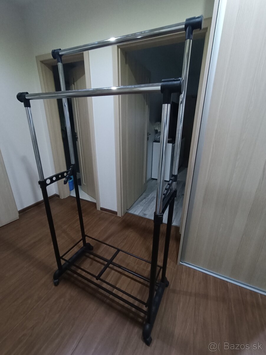 Vešiak na oblečenie na kolieskach