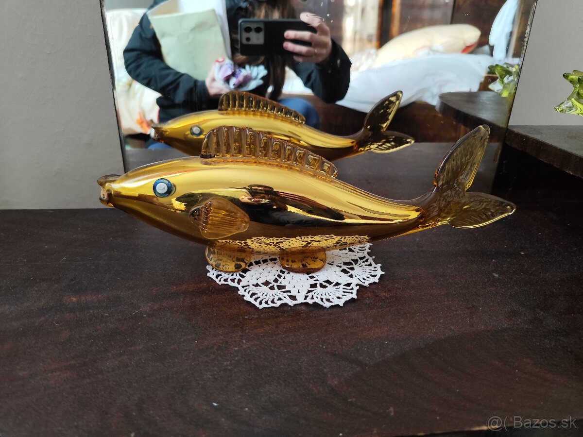 Sklenené ryby a labute