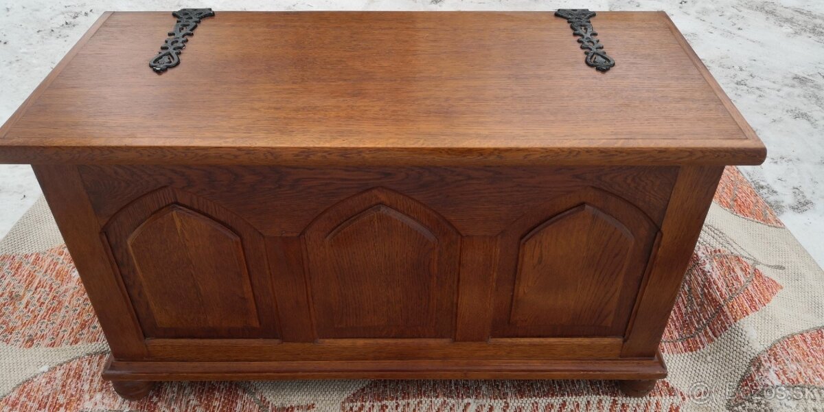 Rustikálna masivná truhla