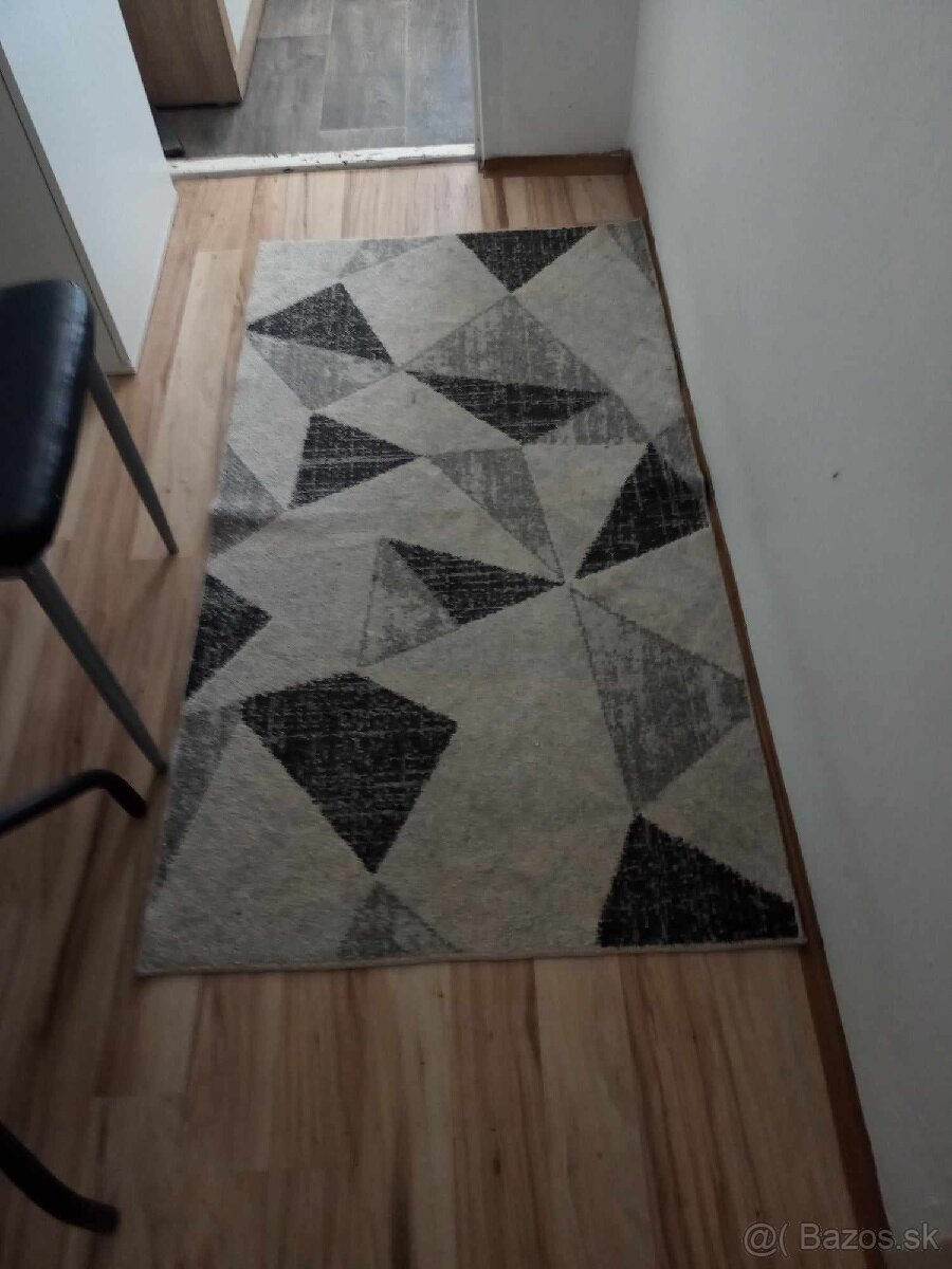 Predám kvalitný koberec s moderným vzorom