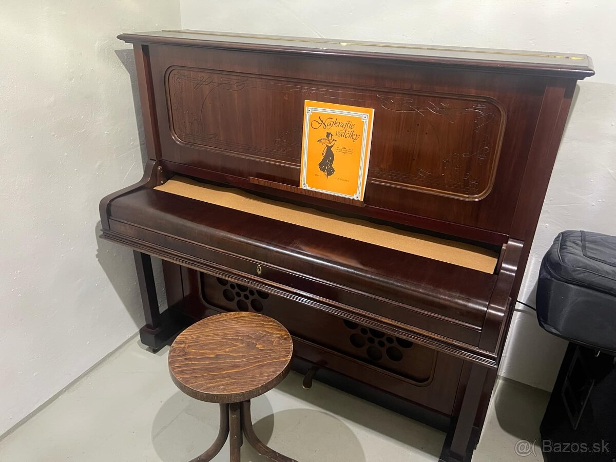 Klavesy Yamaha NP-V60 v starozitnej skrini
