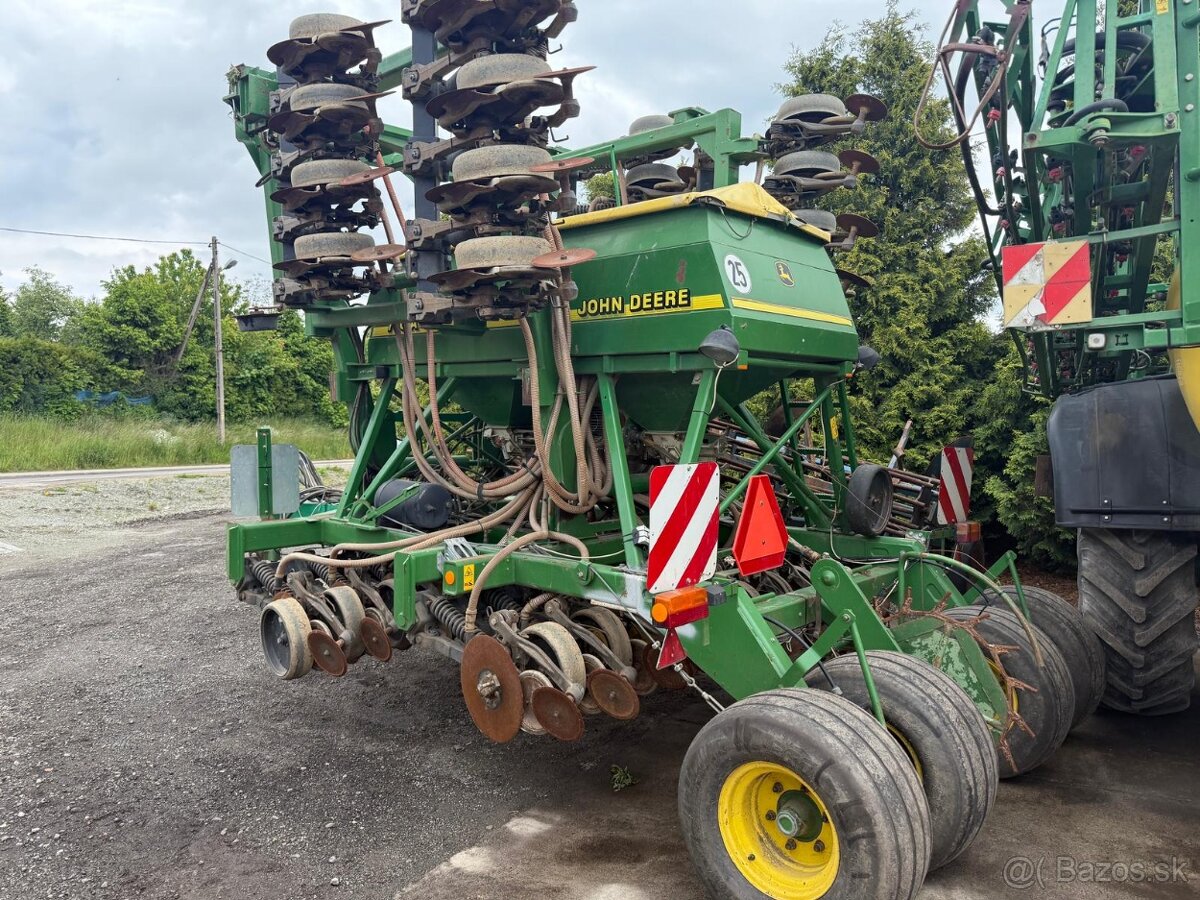 Secí stroj na obilí John Deere 750A, pracovní záběr 6m, rv 2