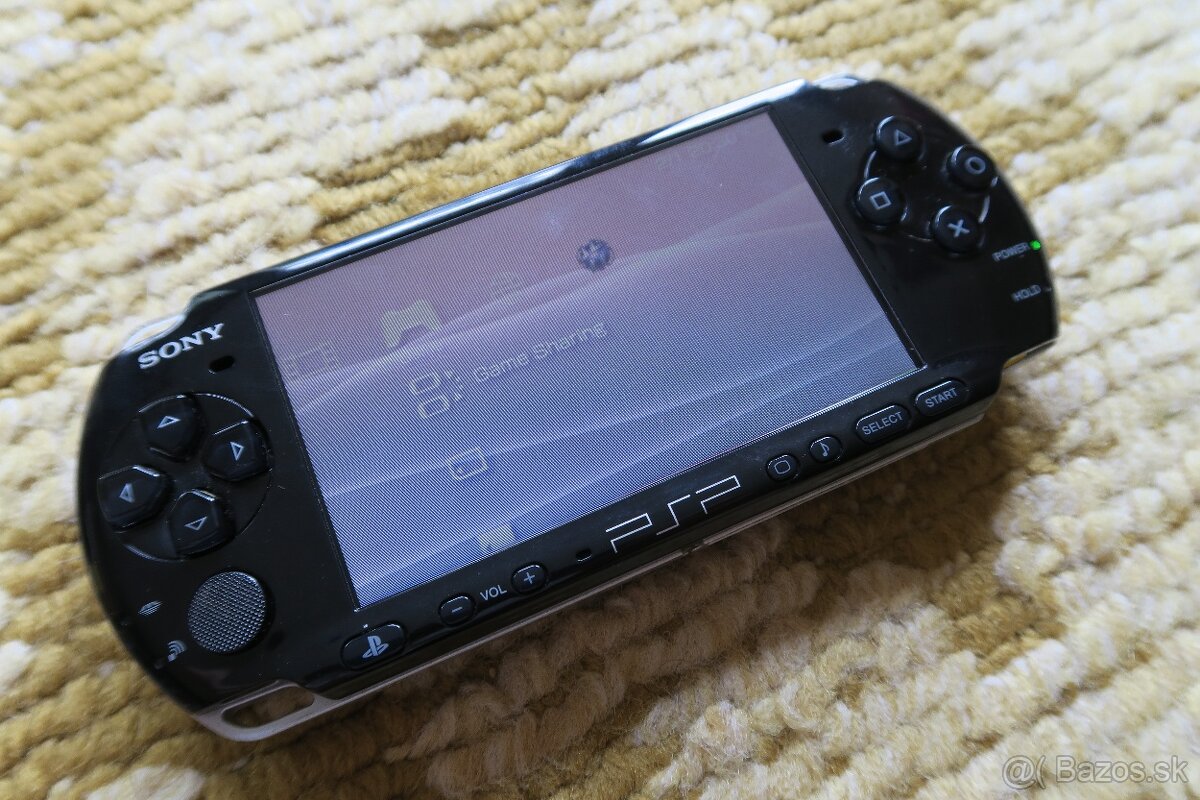 PSP 3004 s krabicou, hrami, púzdrom a ochranným sklíčkom