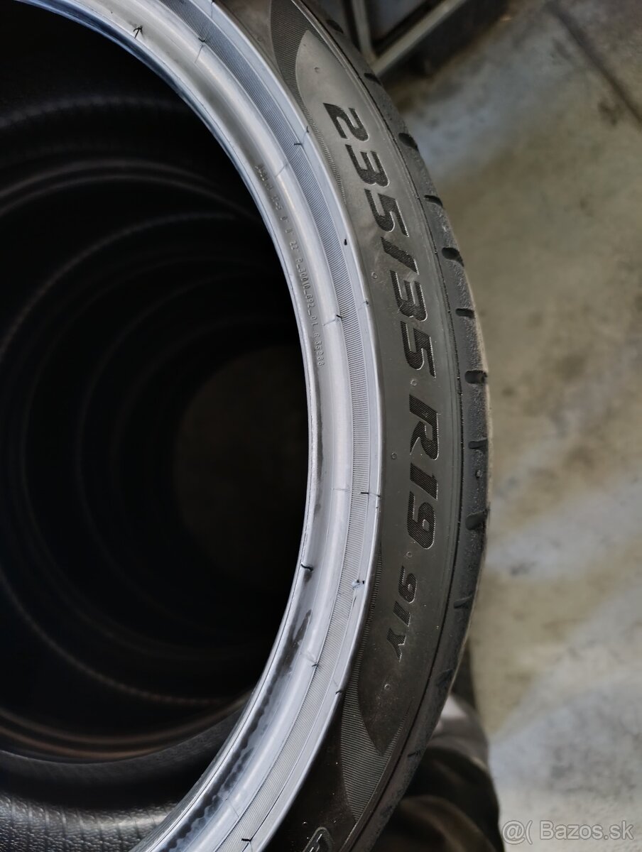 Pneu Pirelli P Zero 235 / 35 R19