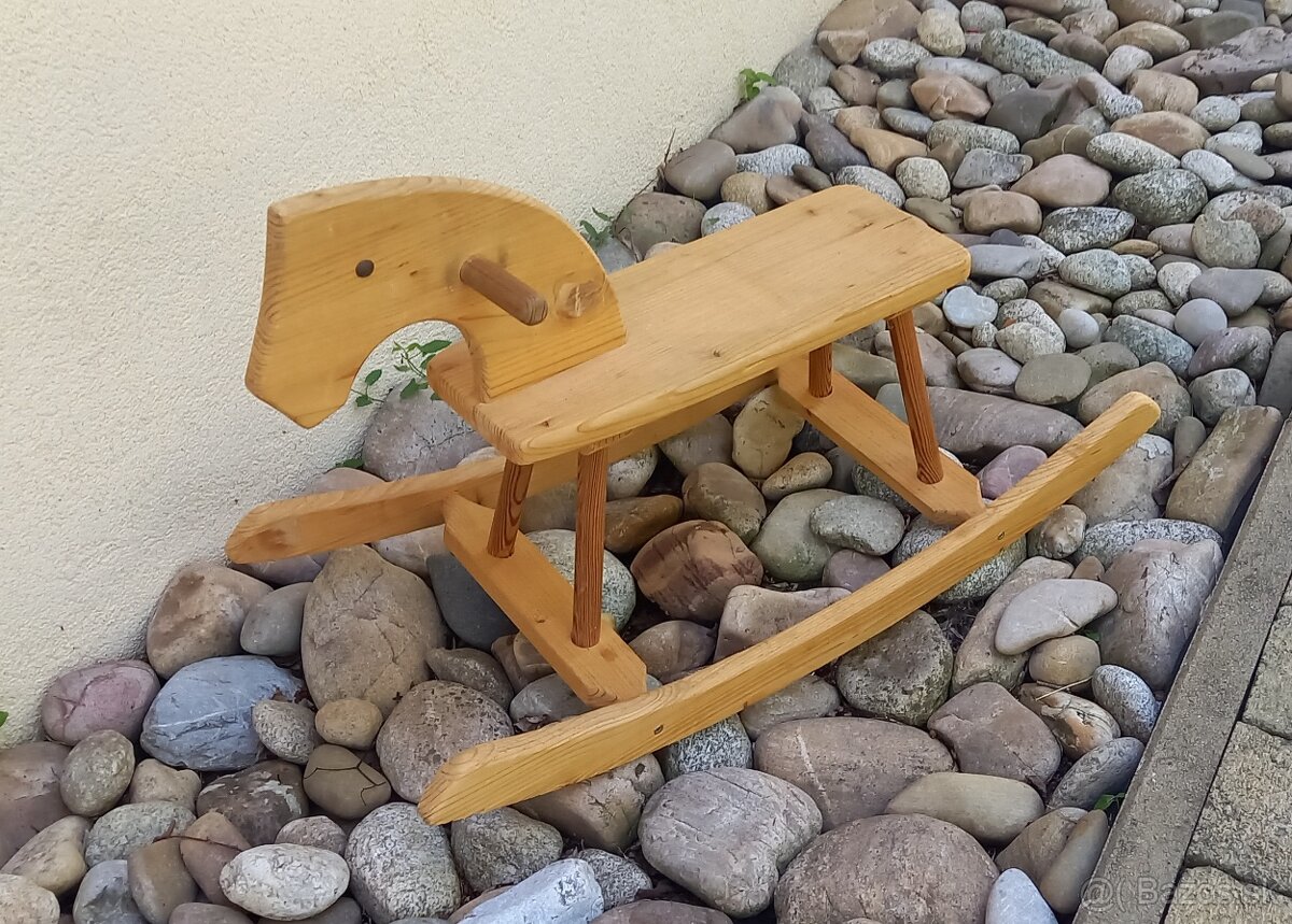Drevený hupaci konik