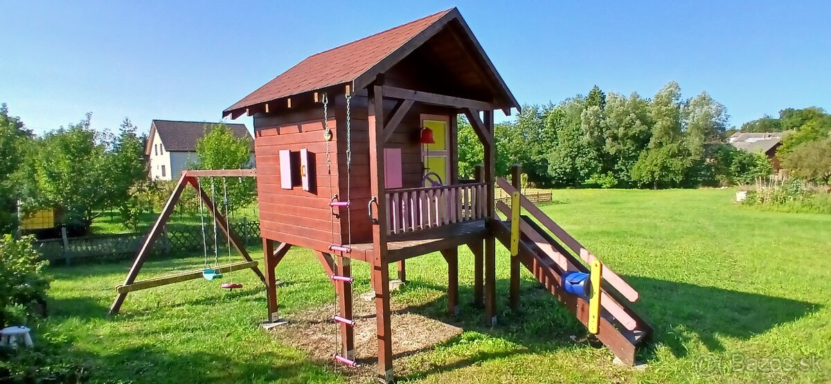 Predám drevený detský domček