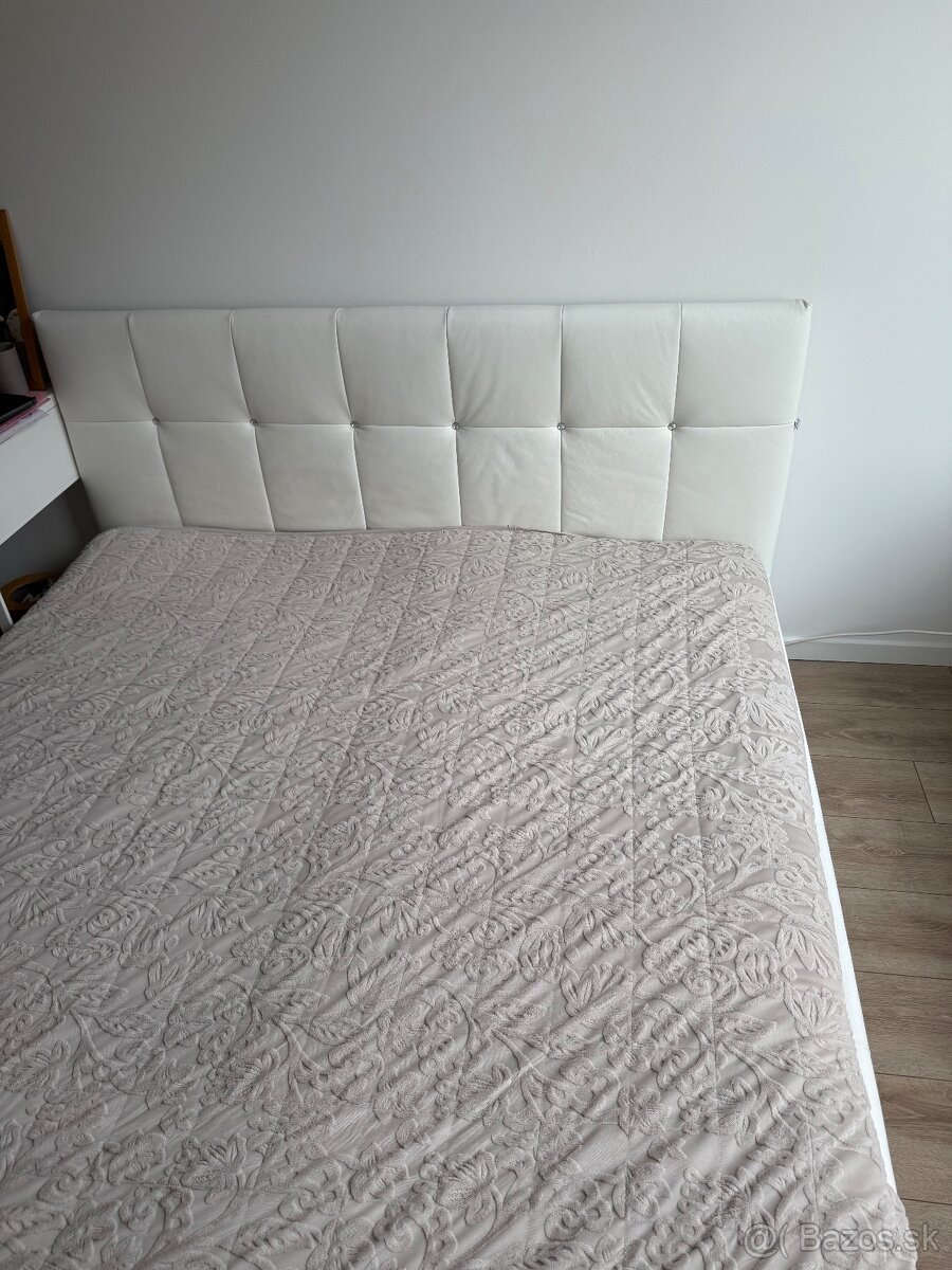 Biela kožená postel