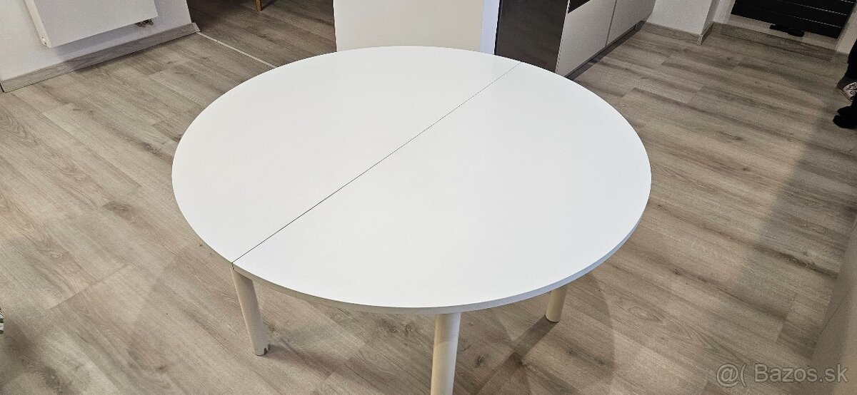 okrúhly biely rozkladací stôl