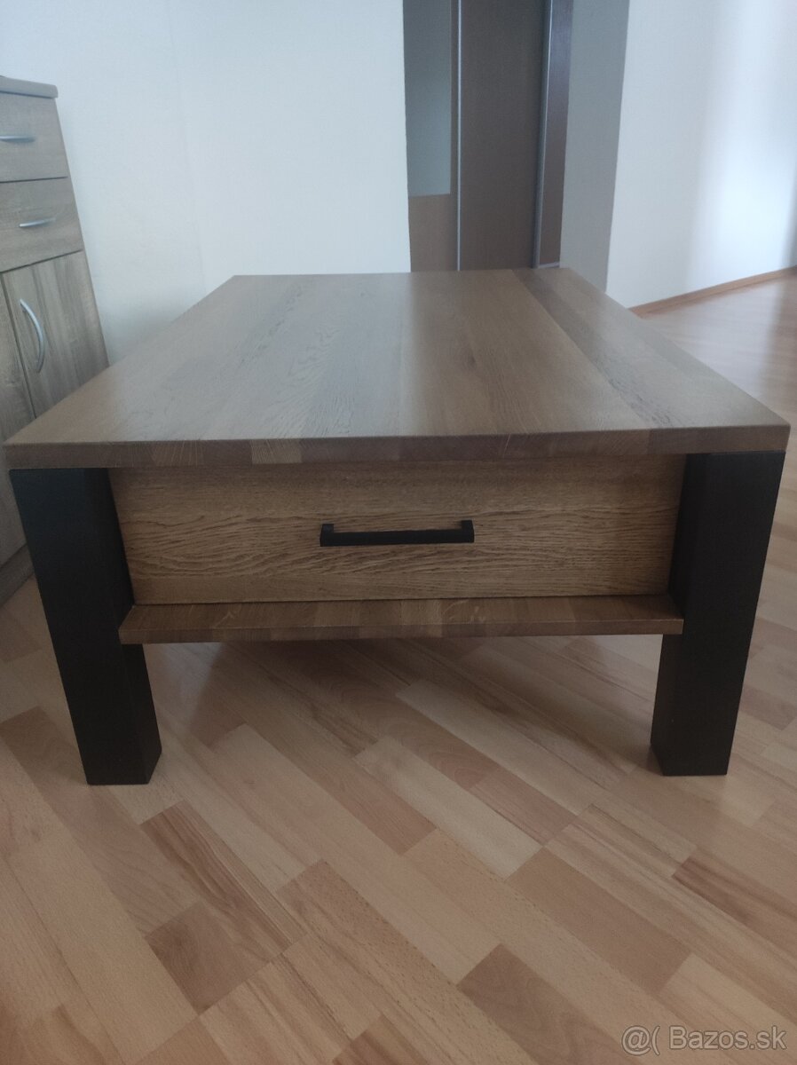 Masívny stôl