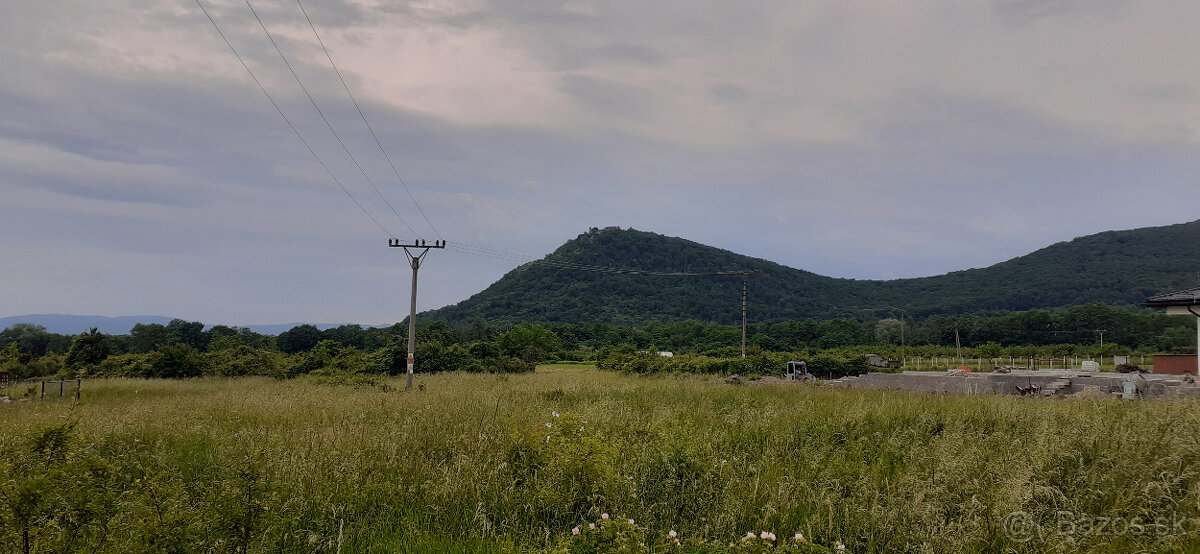 Slnečný pozemok pod Vinianskym hradom