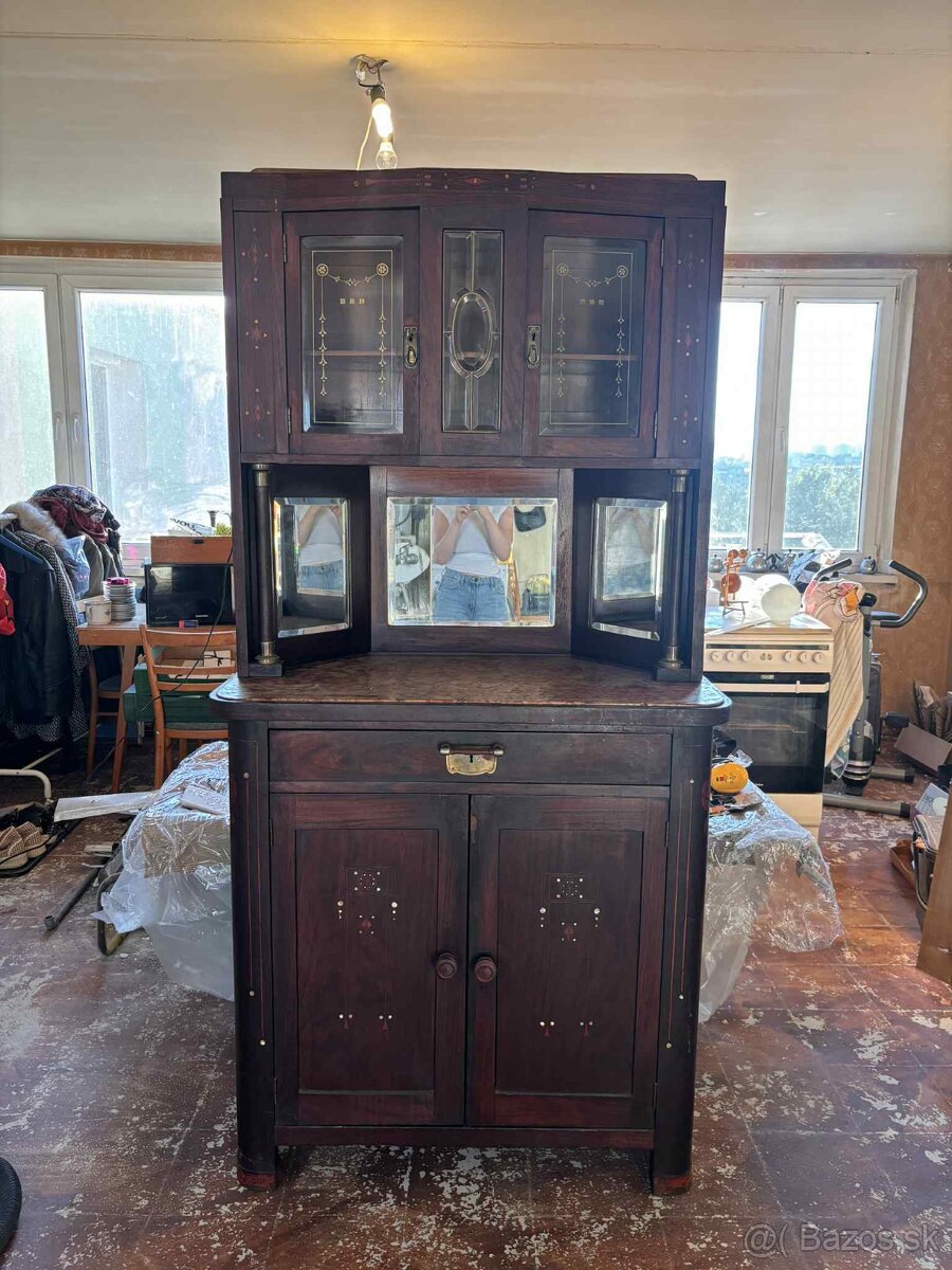 Predám secesny príborník s mramorom