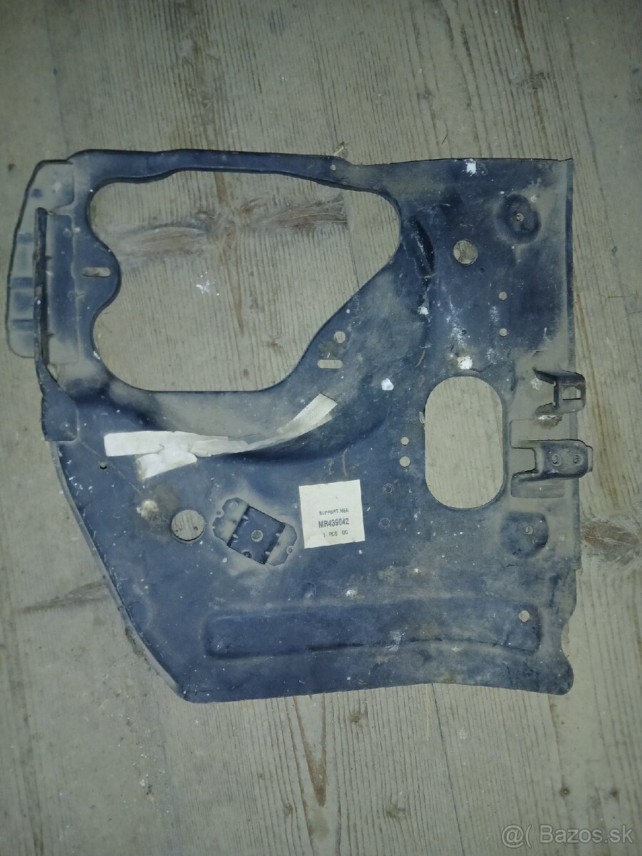 Mitsubishi L200 - pravý držiak svetla