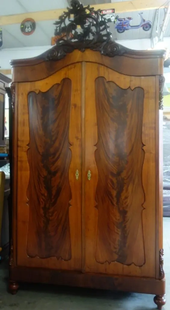 Skriňa starožitná – „NUSSBAUM“.