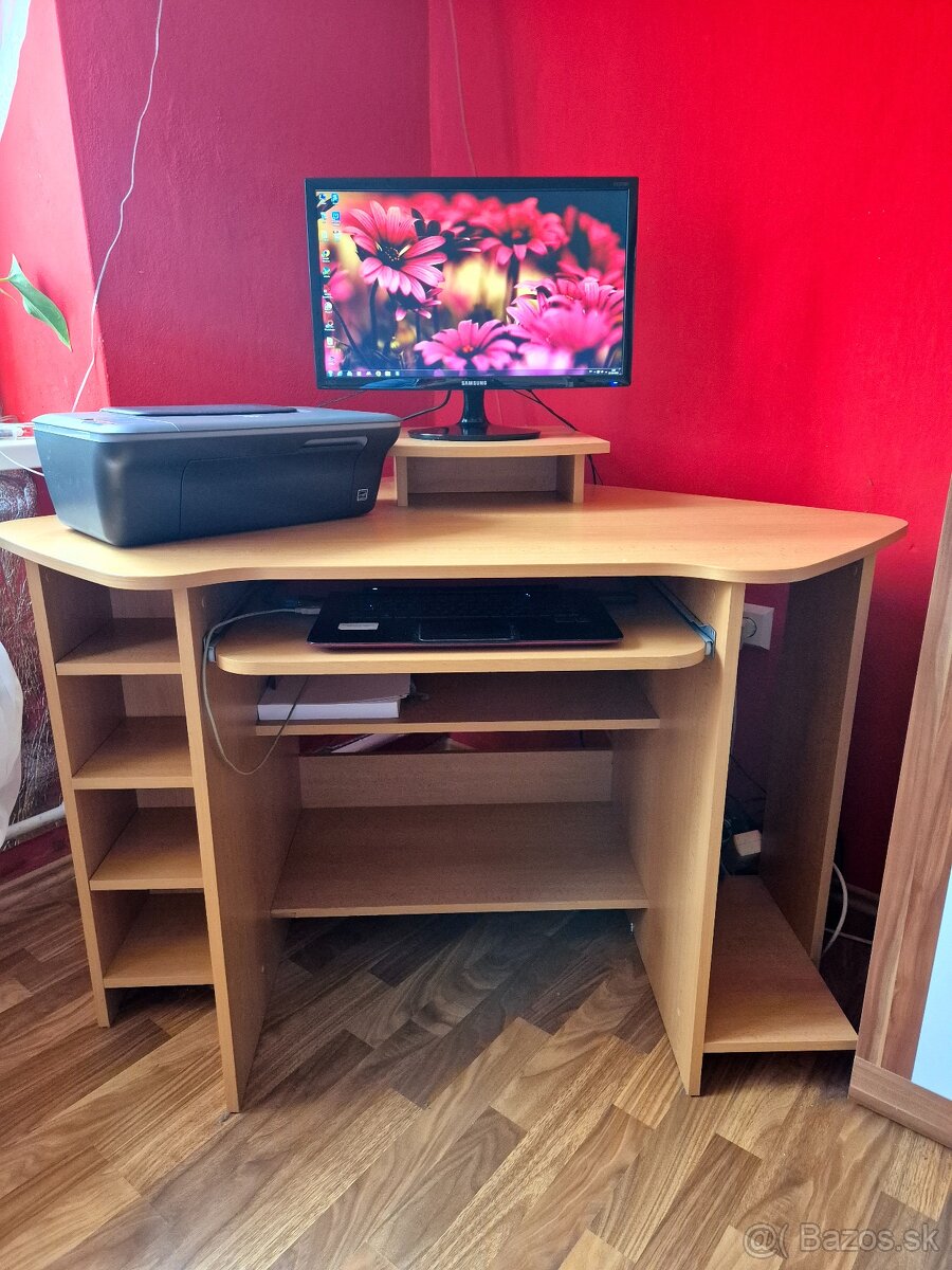 Rohový stôl na PC