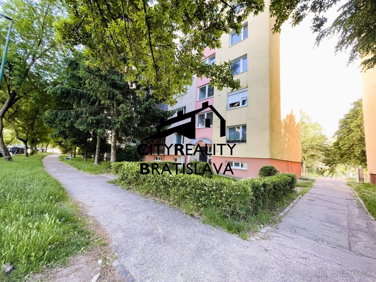 Priestranný byt v super lokalite na prerábku podľa Vašich pr